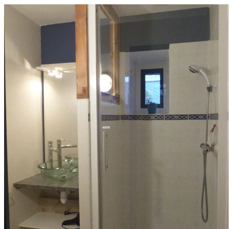 La salle d'eau (WC séparés) en rez-de-chaussée.