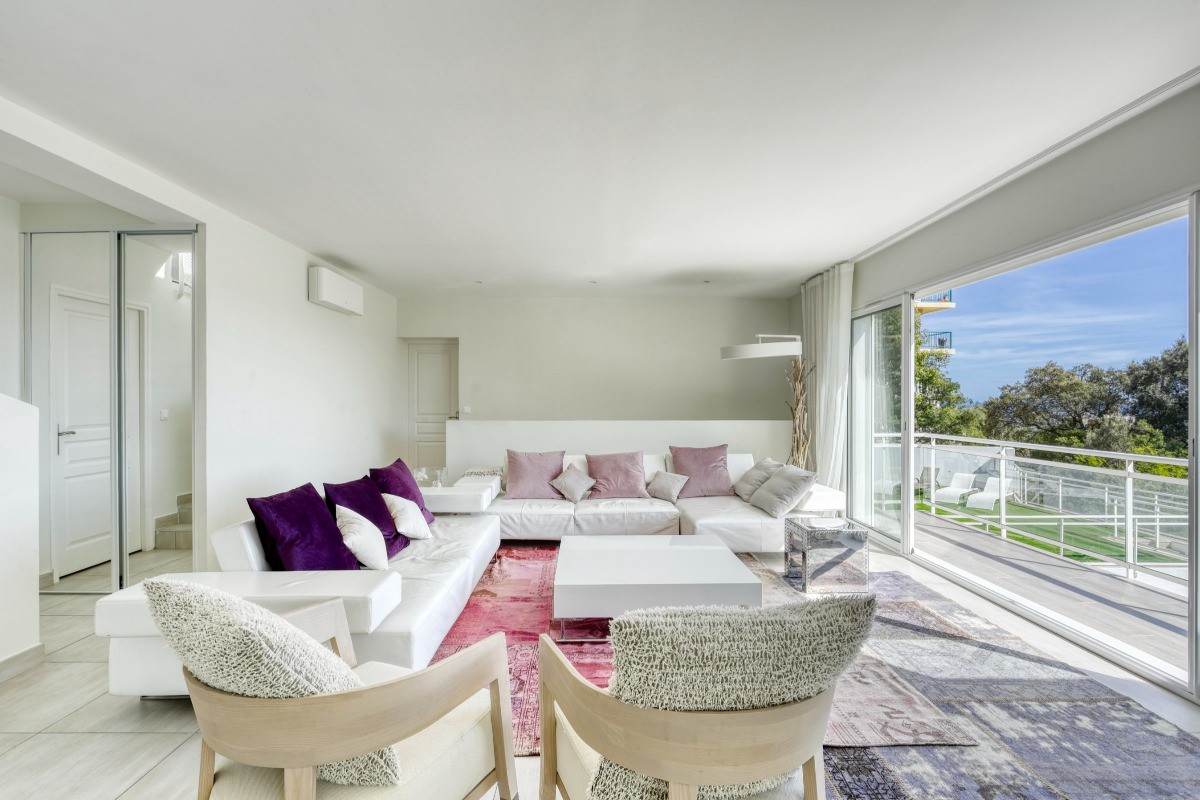 Salon avec accès direct à la chambre matrimoniale et à l'entrée principale