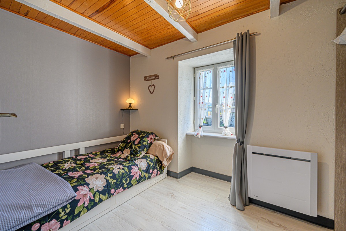 Etage: Chambre 3 avec lit 90 et placard penderie