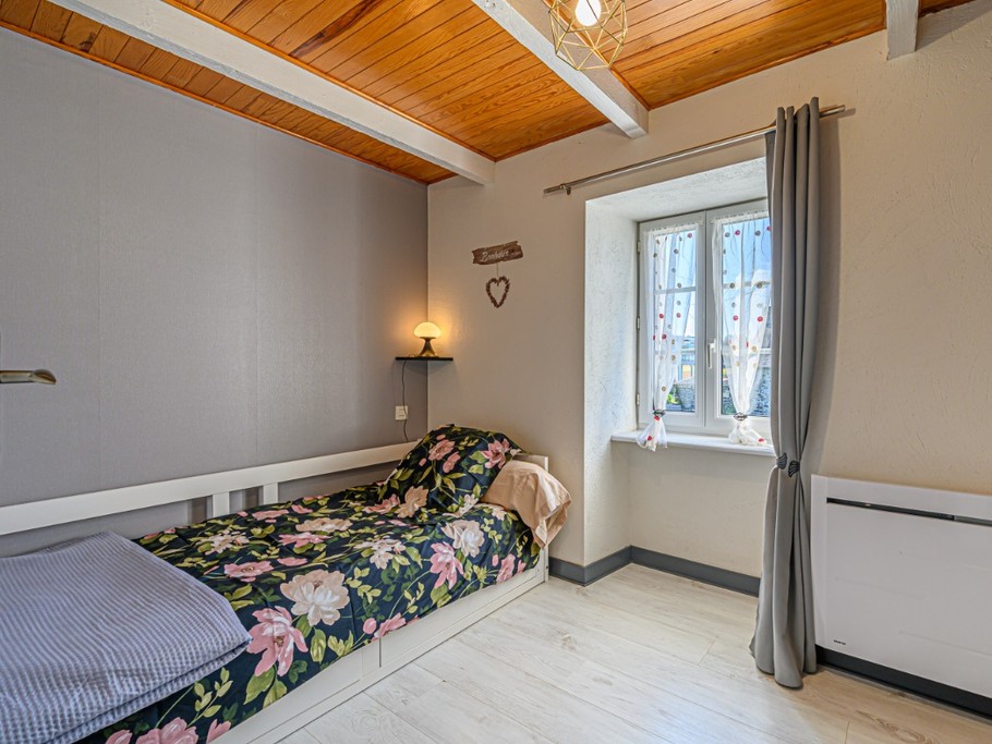 Etage: Chambre 3 avec lit 90 et placard penderie