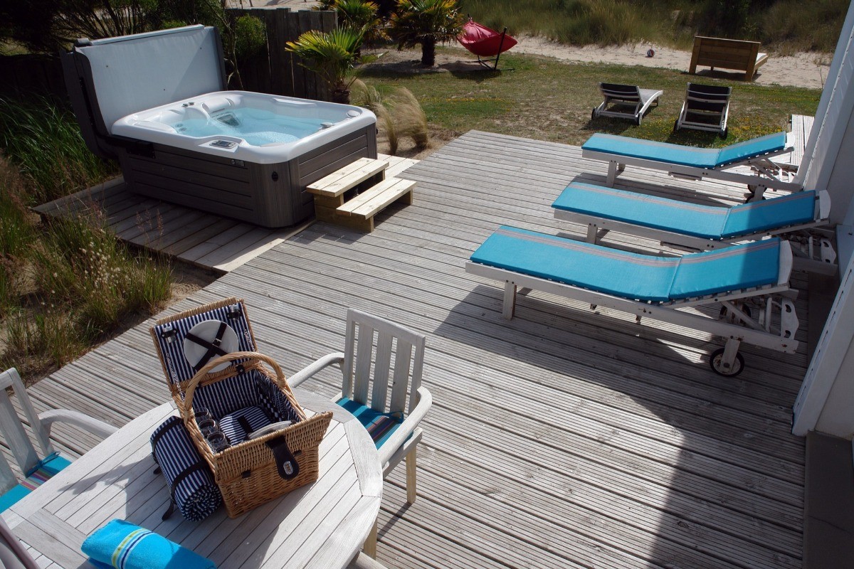 Extérieur avec transats et jacuzzi