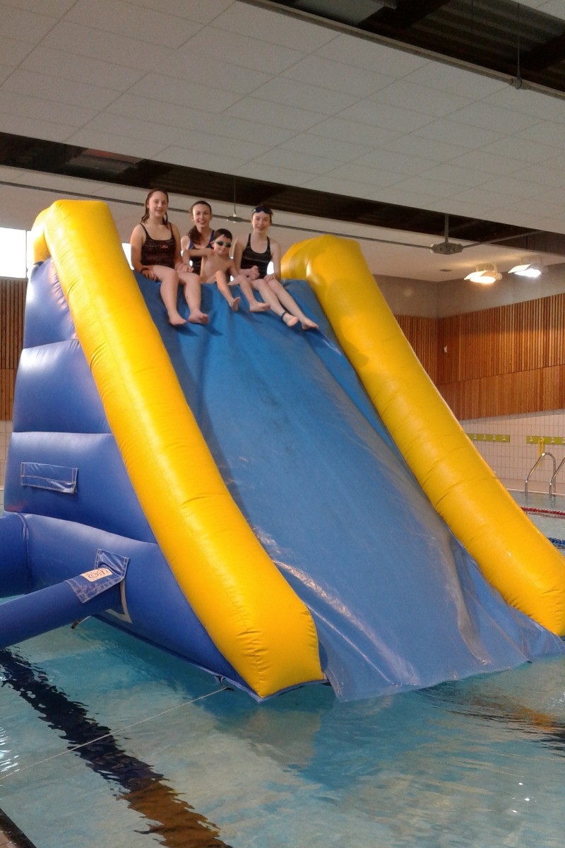 Toboggan gonflable sur grand bassin .
