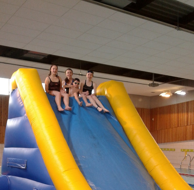 Toboggan gonflable sur grand bassin .