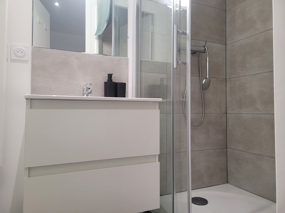 Location Clévacances, Centre ville Paimpol, Amar, Appartments Paimpolais, shower room with WC