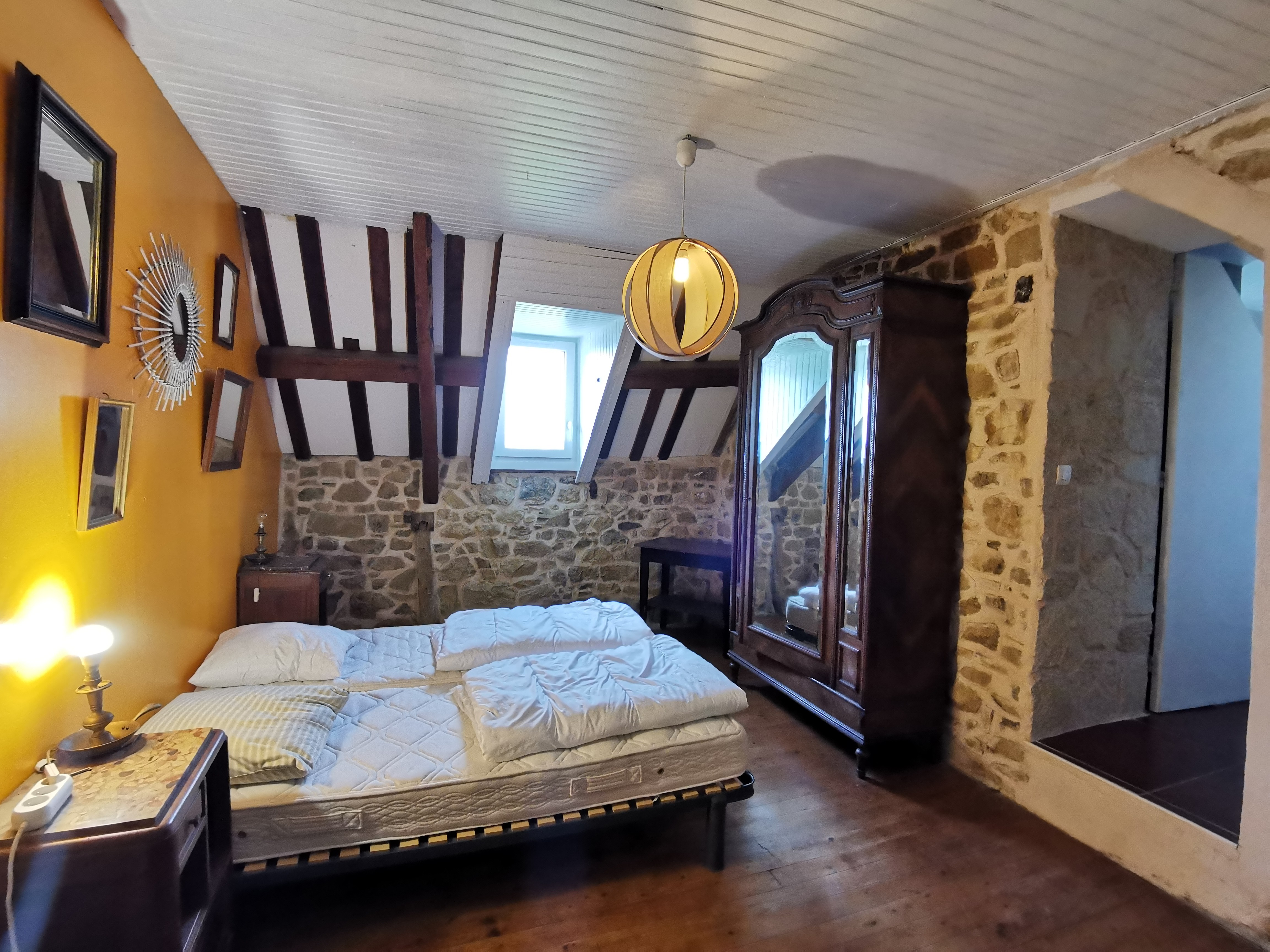Bedroom with 2 single beds 90 floor