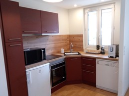 Cuisine entièrement équipée ouvrant sur balcon terrasse