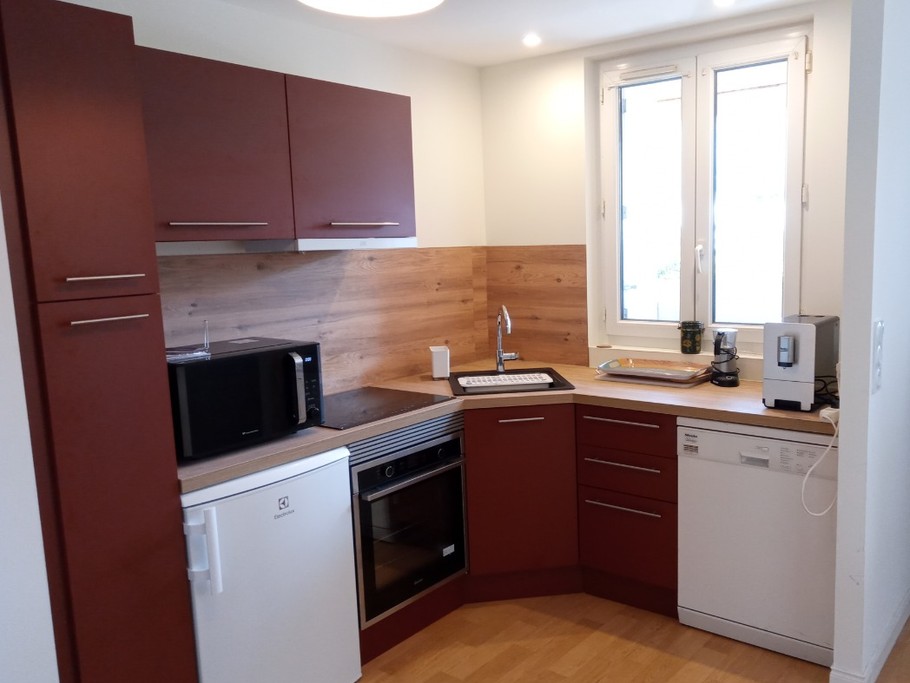 Cuisine entièrement équipée ouvrant sur balcon terrasse