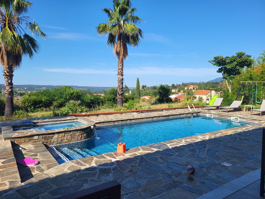 SHARED POOL WITH OWNER