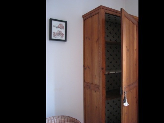 et son armoire en pichepin