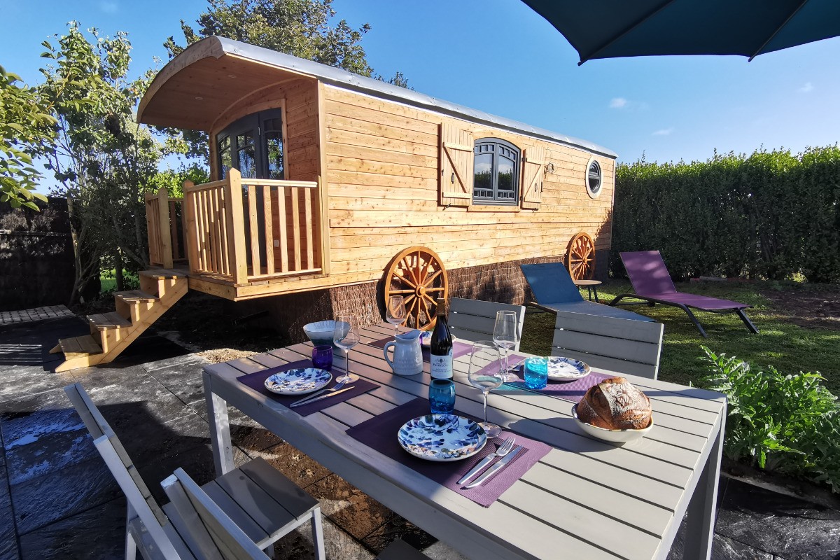 Envie d'un break ! Accordez vous une pause au bout du monde, au plus proche de la nature ! Ressourcez vous à la roulotte Karantez à 800 m des plages, du bourg et du sentier côtier GR34. Votre jardin privé