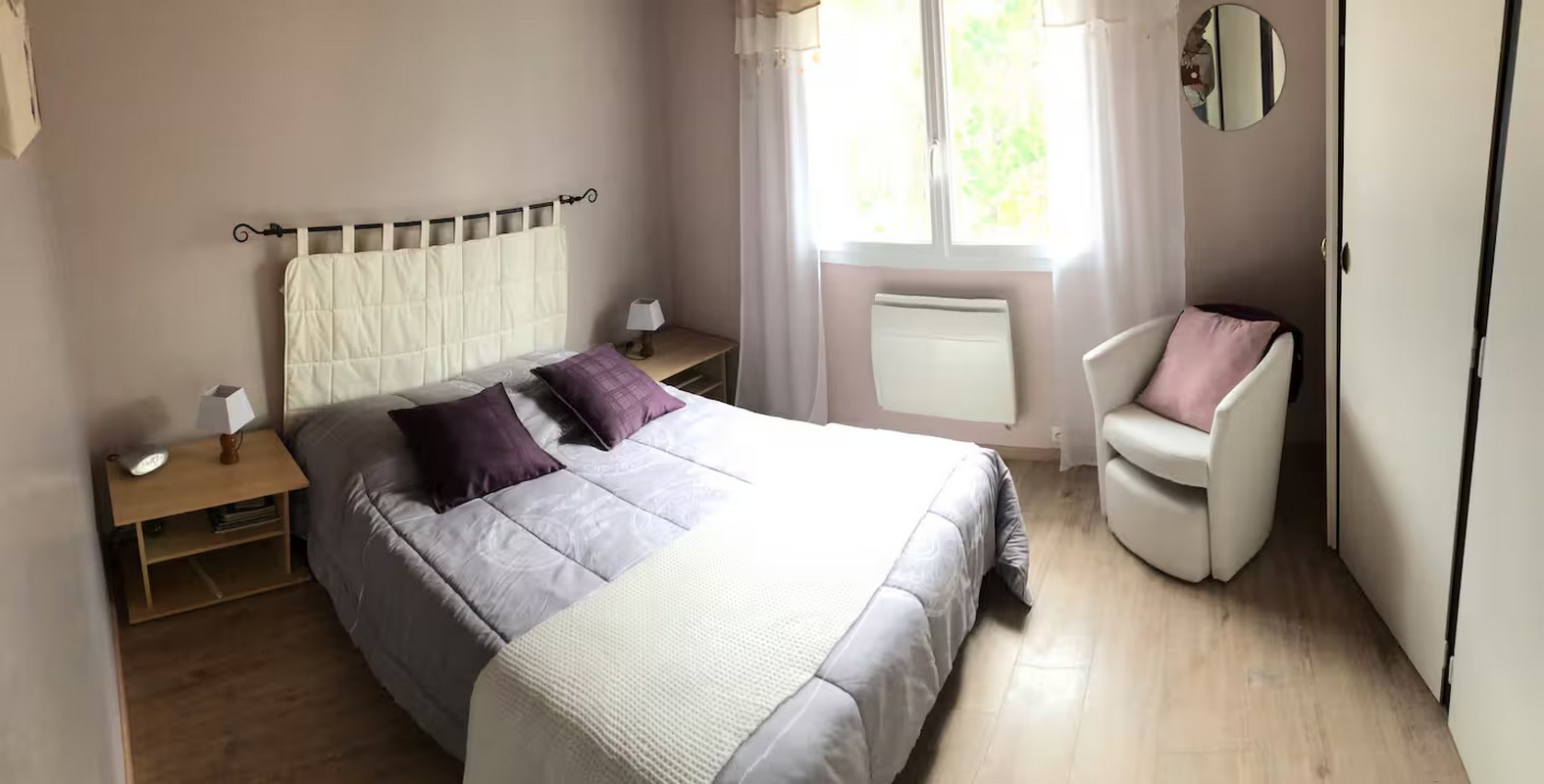 Chambre étage donnant sur la pinède