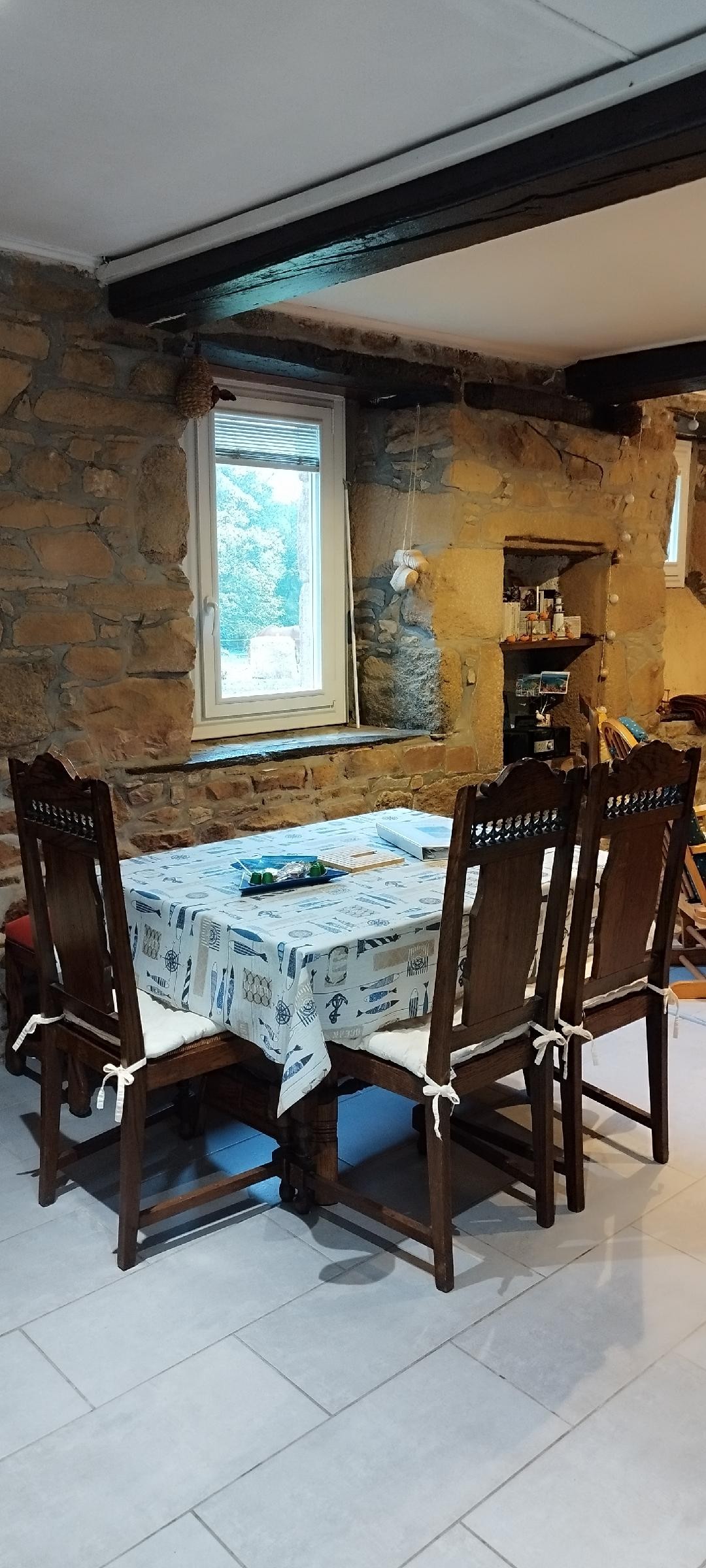 une partie de la salle à manger