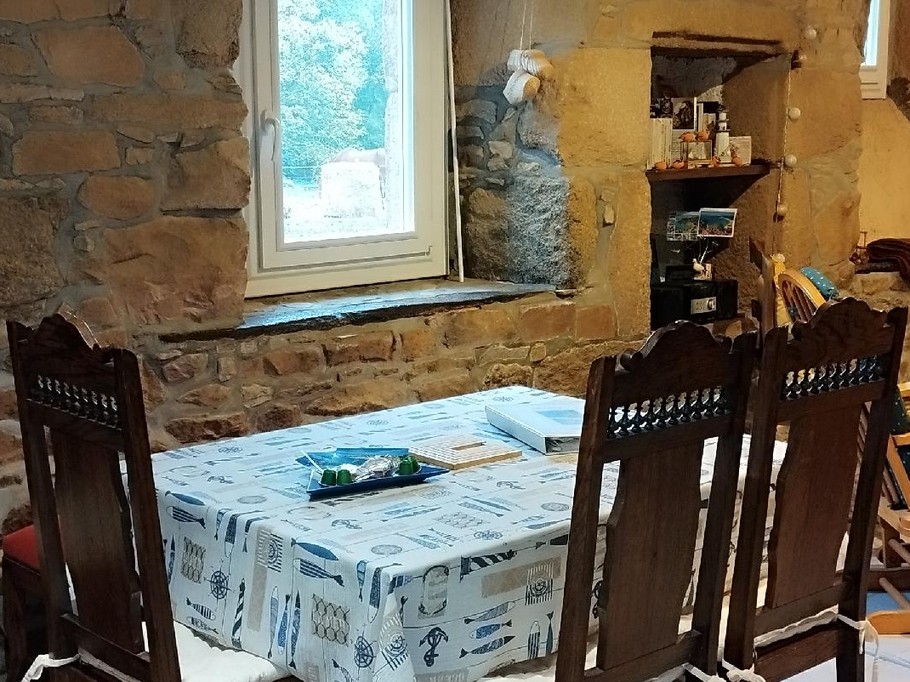 une partie de la salle à manger