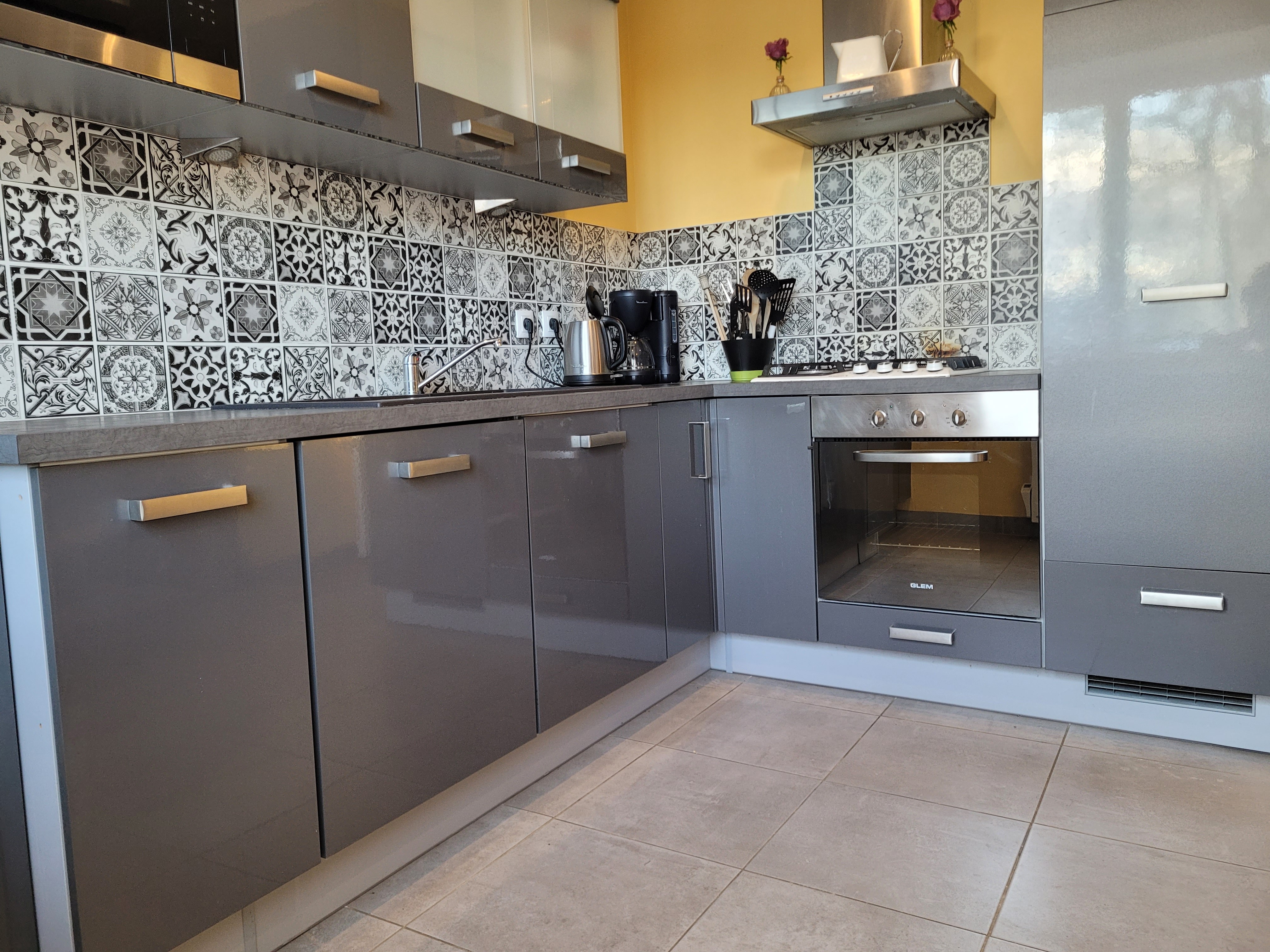 Le Grand location de vacances, Pléhedel, Séjour salon et cusine aménagée