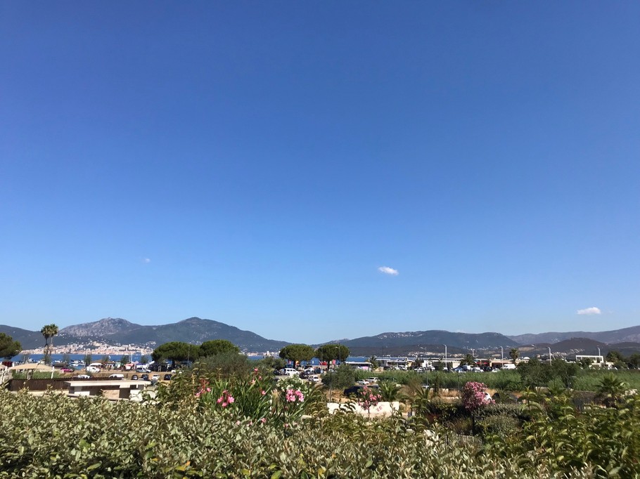 vue de la terrasse - mer et montagne