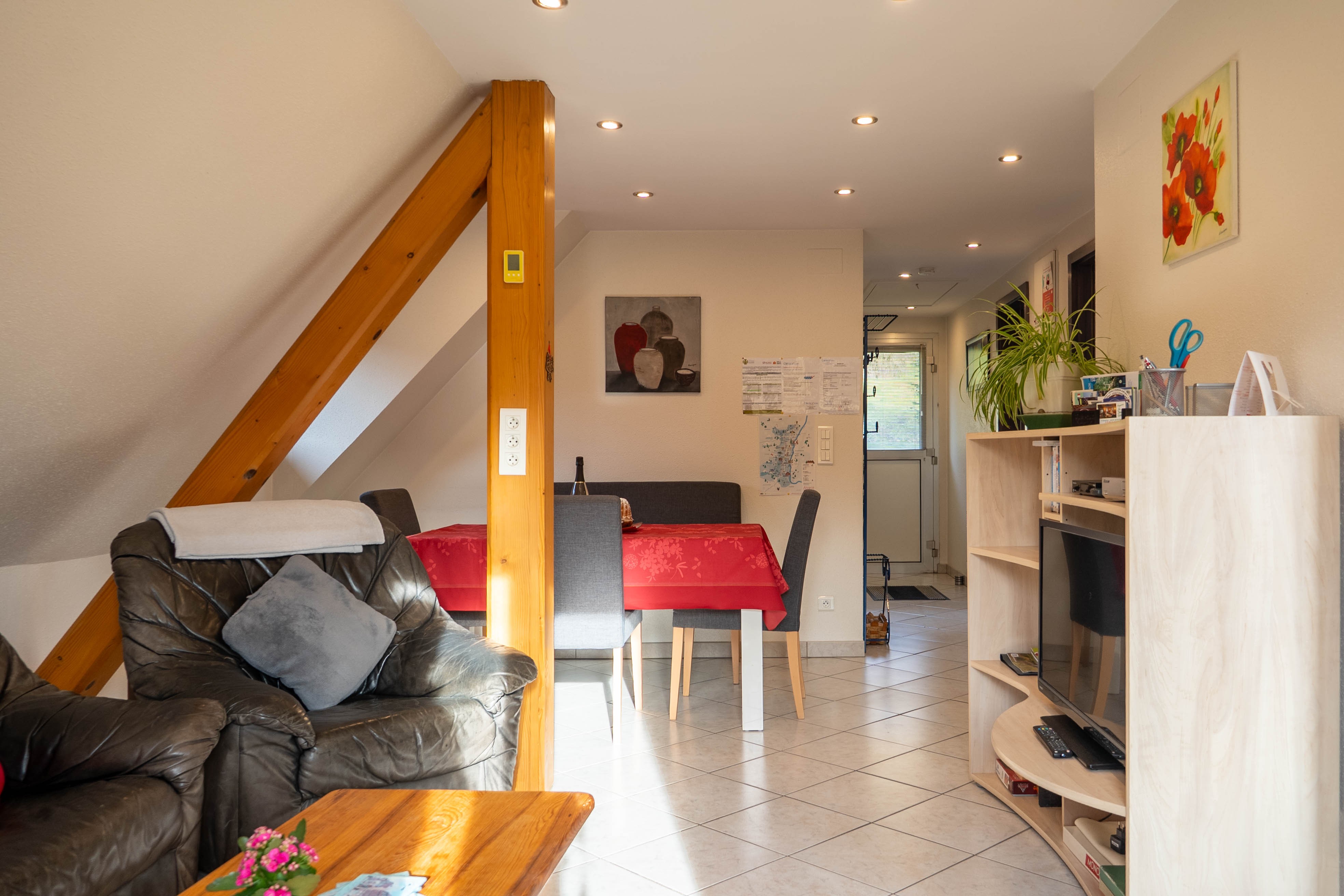 Lounge area, open-plan dining area