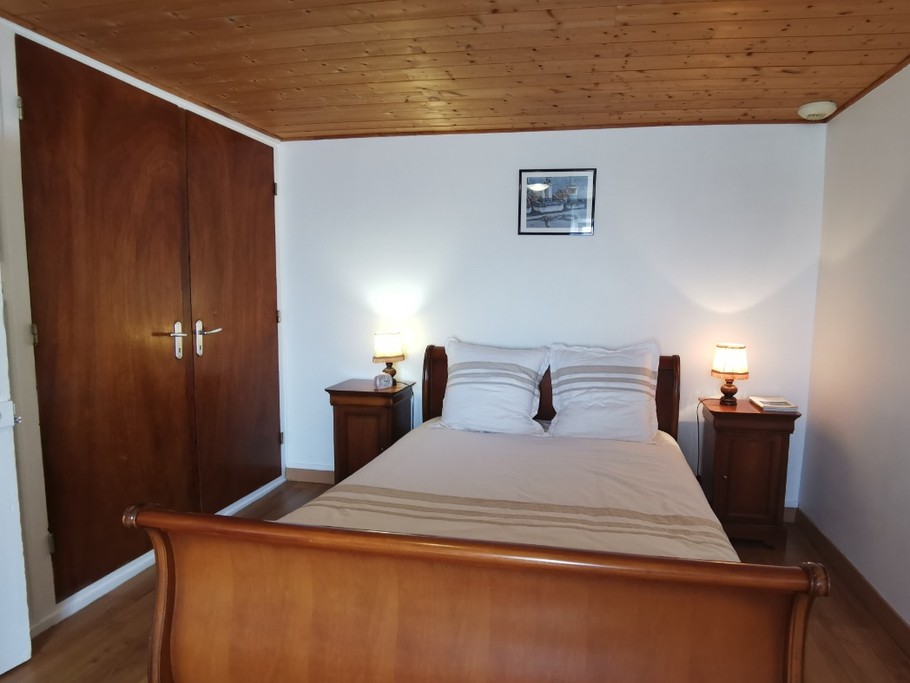 A l'étage une chambre avec 1 lit 140