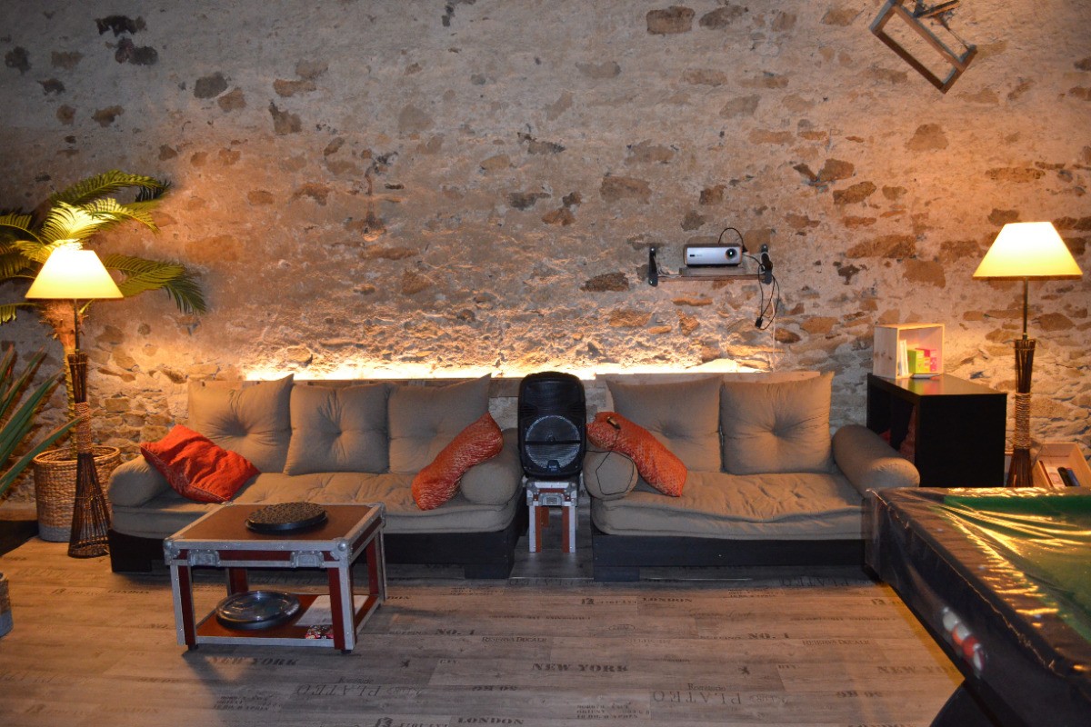Grange. Détente, échec, bibliothèque, film vidéoprojecteur, enceinte karaoké, billard, spa