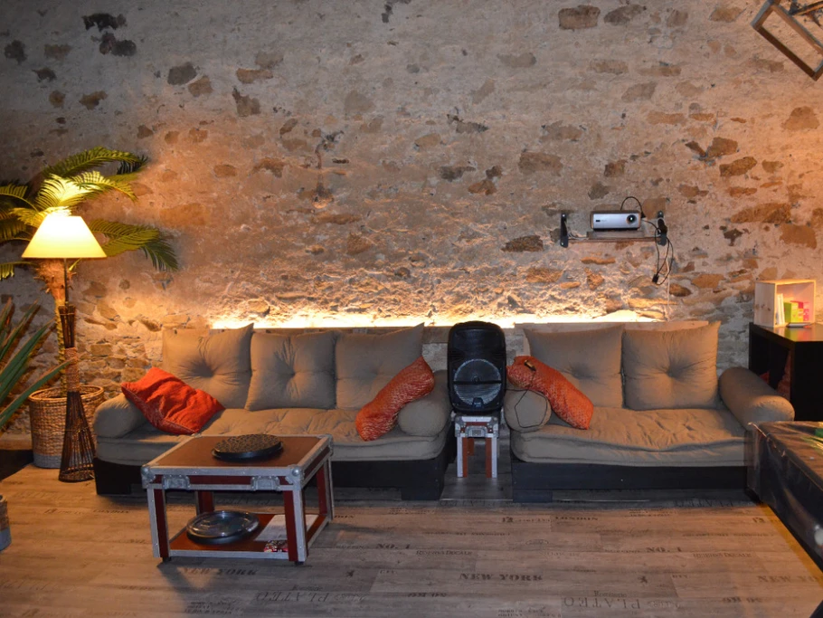 Grange. Détente, échec, bibliothèque, film vidéoprojecteur, enceinte karaoké, billard, spa