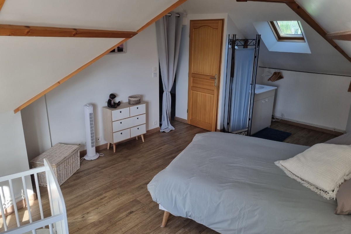 à l'étage: chambre parentale avec coin lavabo et WC fermé