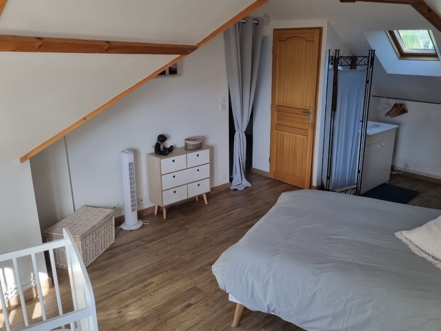 à l'étage: chambre parentale avec coin lavabo et WC fermé