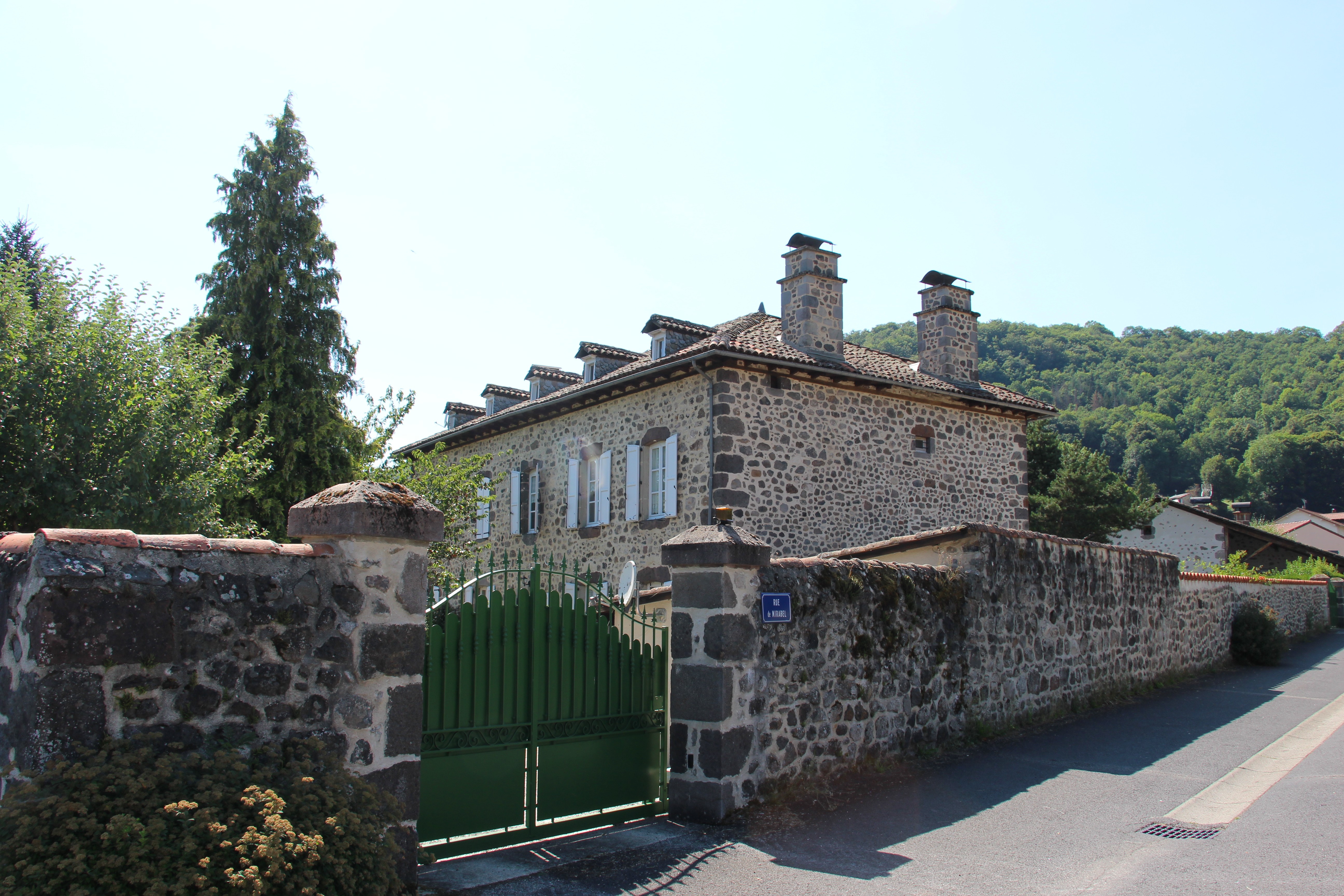 Portail en été, menant à une maison authentique dans le Cantal