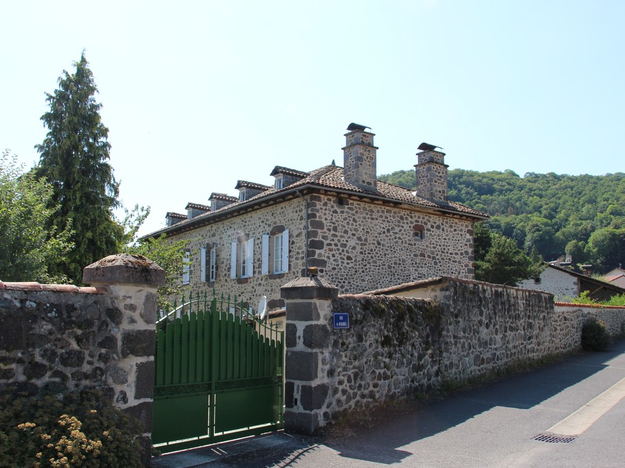 Portail en été, menant à une maison authentique dans le Cantal