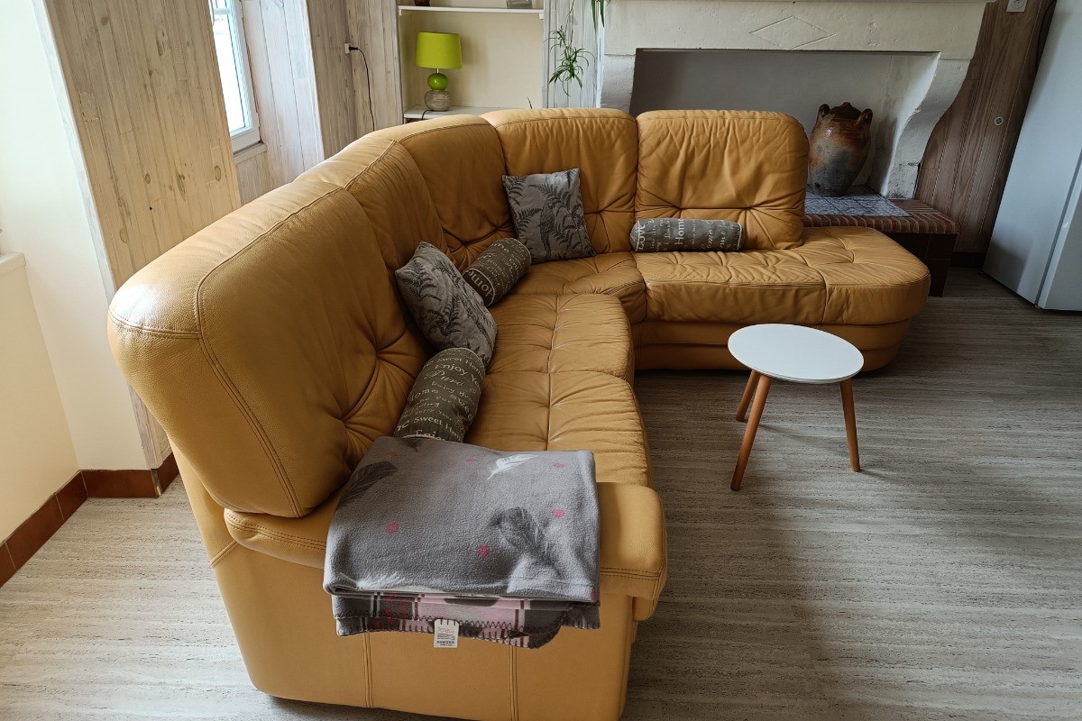 Le coin salon avec son canapé en cuir