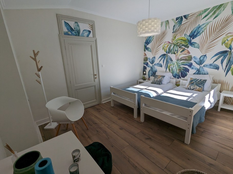 Bedroom with 2 90-cm beds