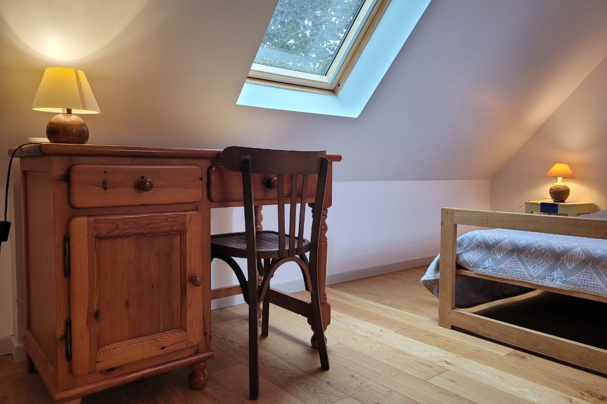 Chambre étage avec 2 lits simples et avec bureau