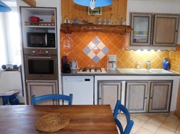 La cuisine : le plan de travail et l'espace cuisson