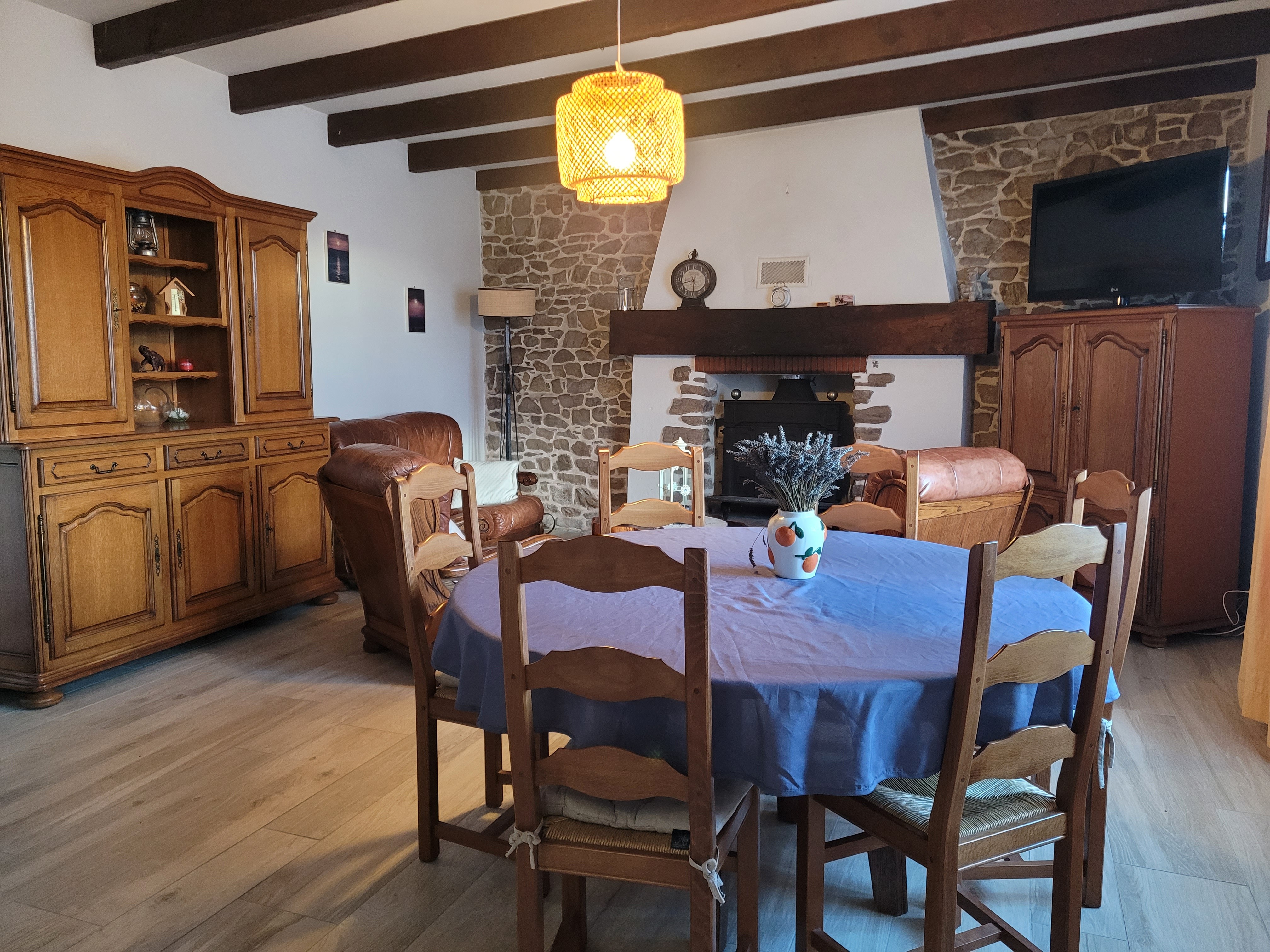 Le Grand location de vacances, Pléhedel, Séjour salon et cusine aménagée