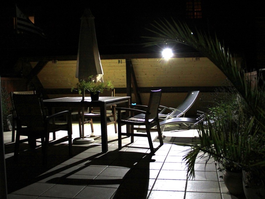 Terrasse avec éclairage nocturne