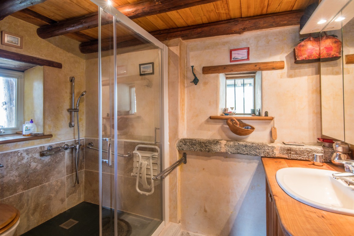 Salle d'eau GITE LE CUN FRAYSSHINES LOT 46 CLEVACANCES