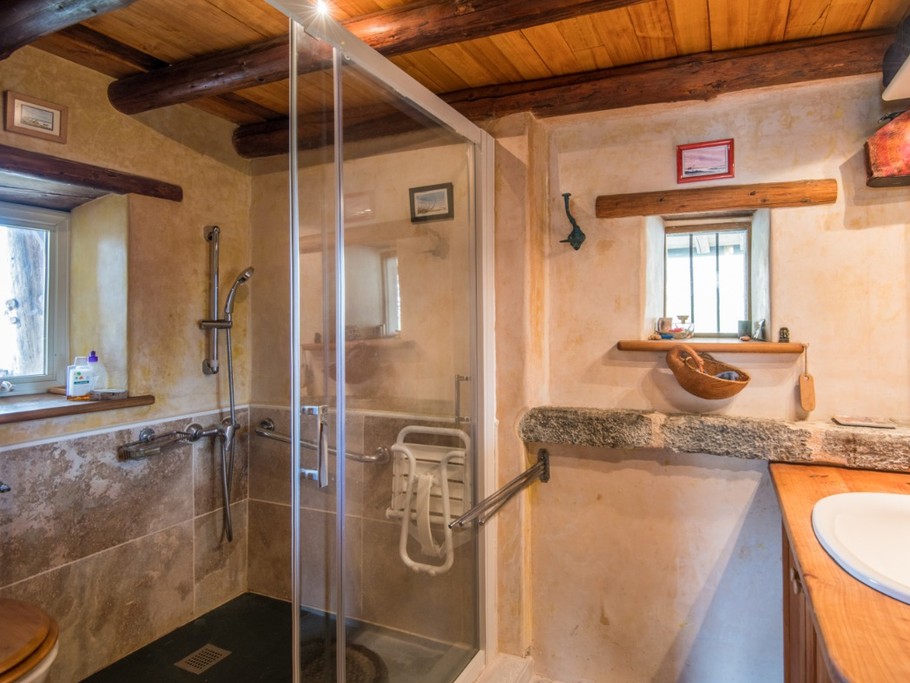 Salle d'eau GITE LE CUN FRAYSSHINES LOT 46 CLEVACANCES