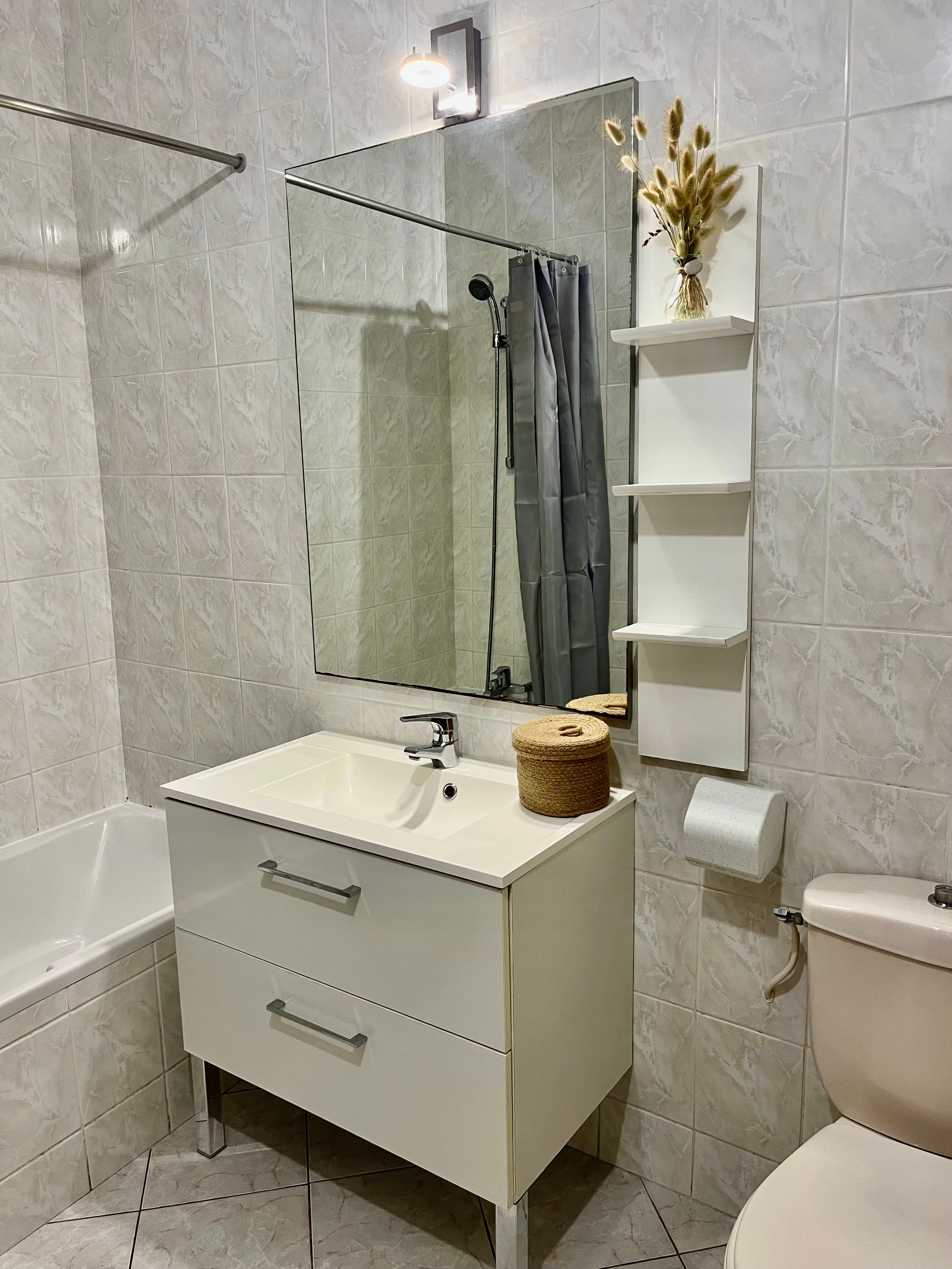Salle de bain avec baignoire de la chambre du fond