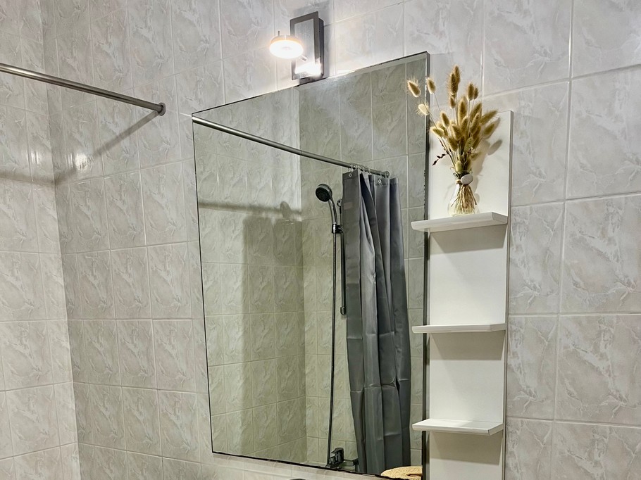 Salle de bain avec baignoire de la chambre du fond