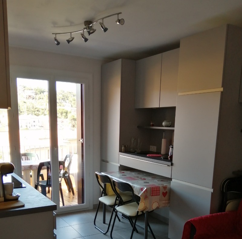 pièce à vivre avec coin cuisine/ repas. Table mobile et modulable jusqu'à 6 couverts minimum