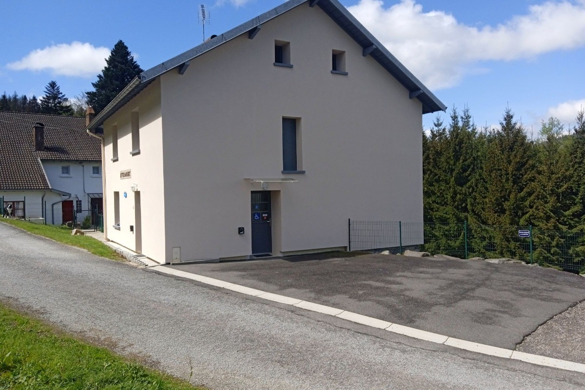 gite côté parking en enrobé