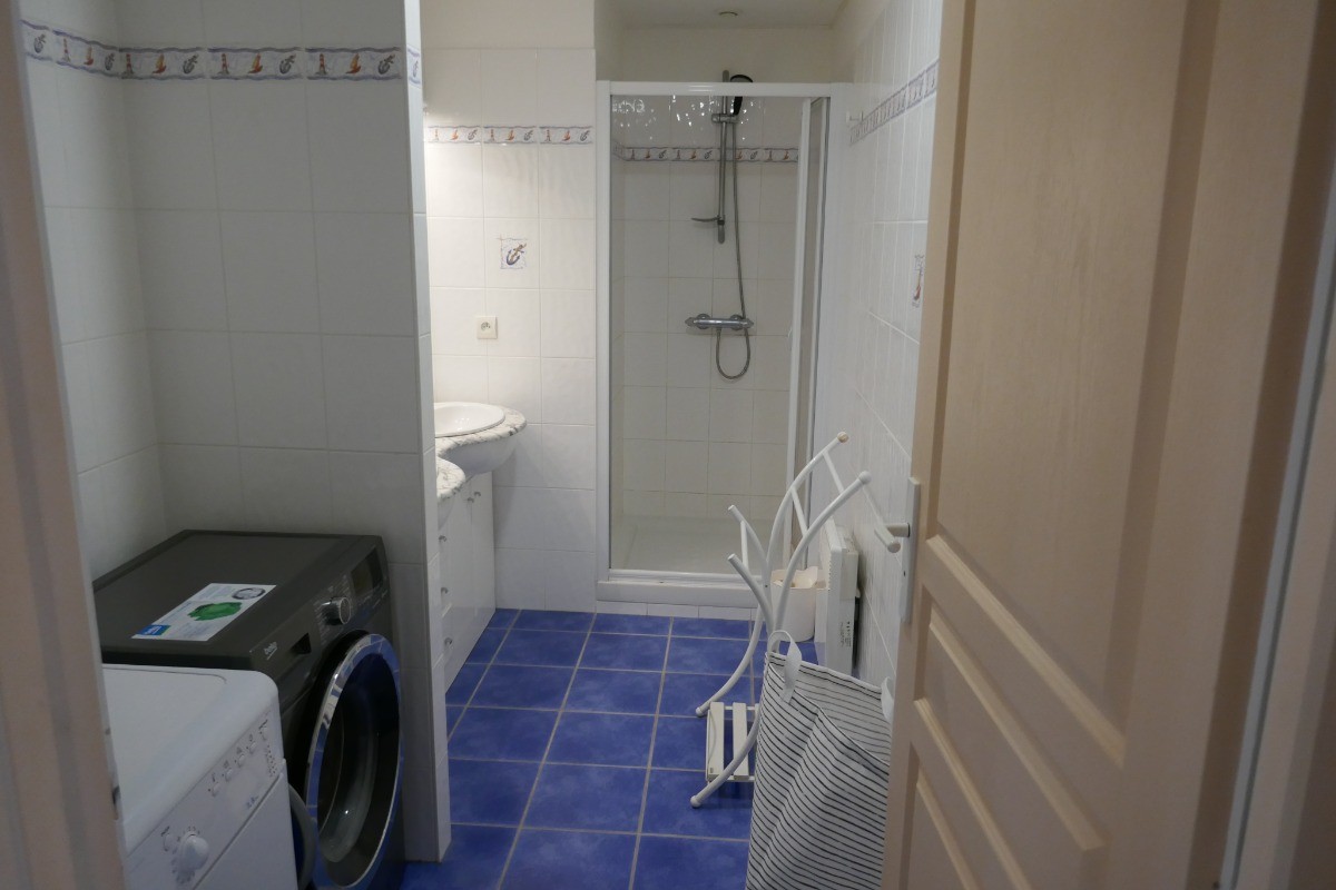 Salle d'eau / buanderie avec lave-linge et sèche-linge