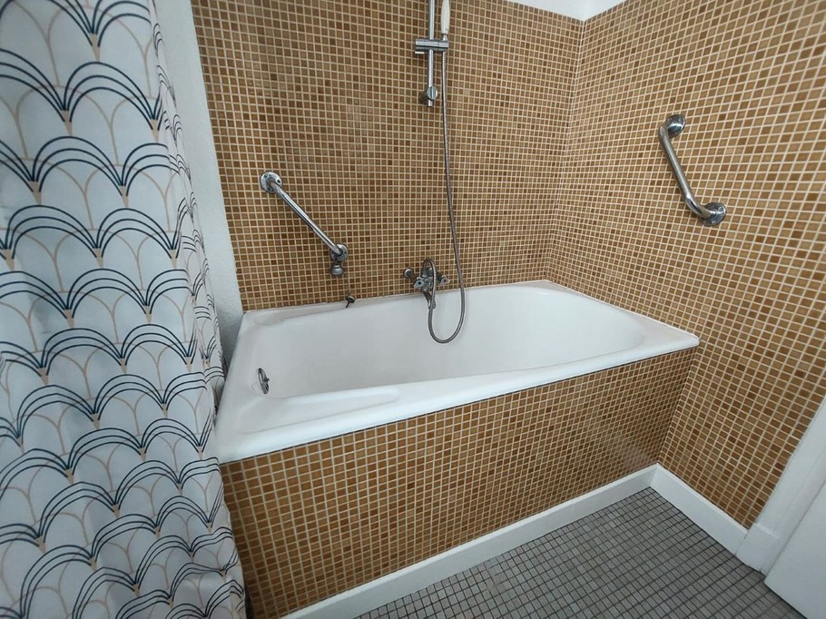 Salle de bain avec WC