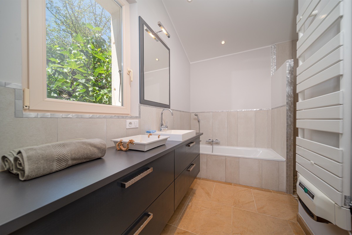 Salle de Bain chambre parentale avec grande douche italienne et baignoire