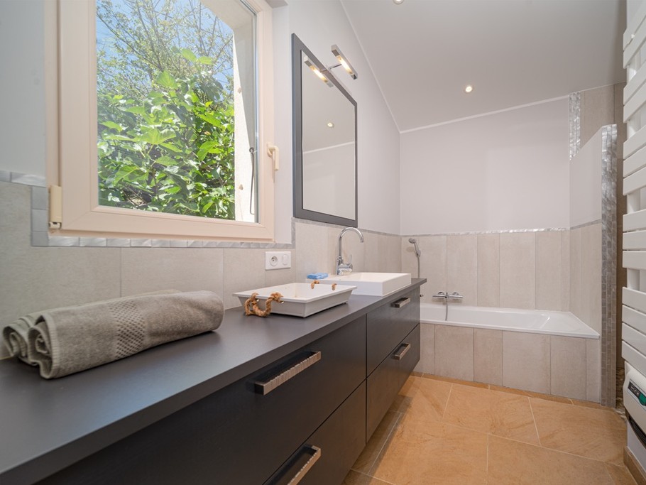 Salle de Bain chambre parentale avec grande douche italienne et baignoire
