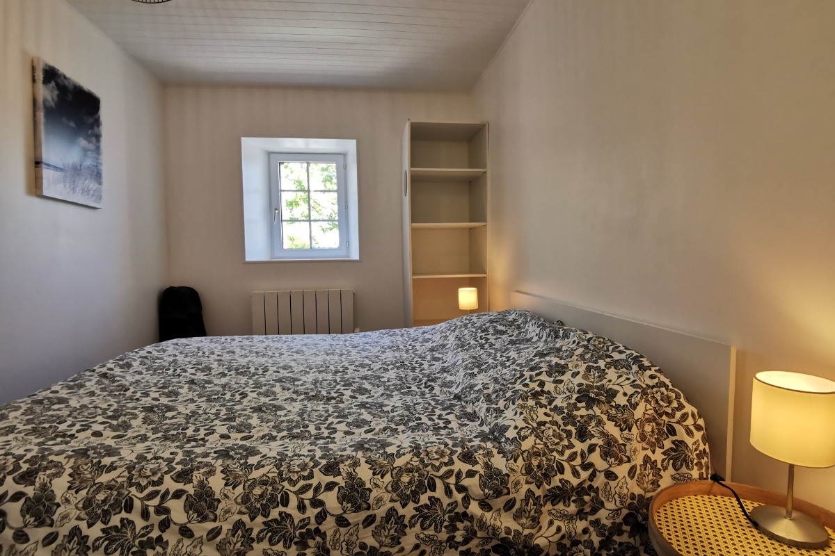 Etage : Chambre 1 avec lit 160 et salle d'eau privative