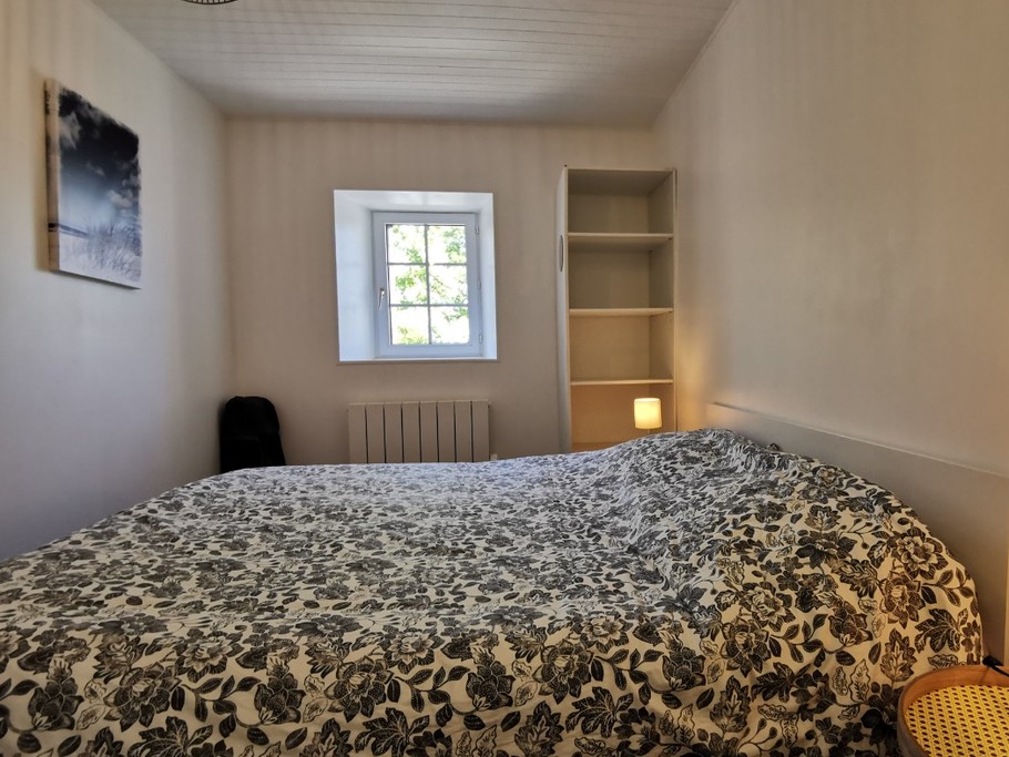 Etage : Chambre 1 avec lit 160 et salle d'eau privative