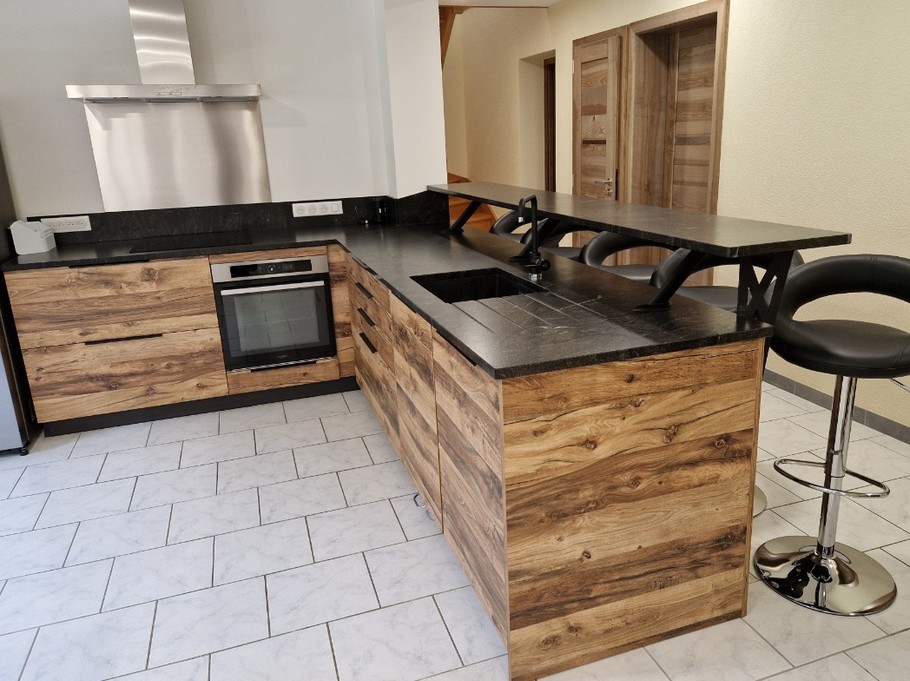 Cuisine équipée avec son bar américain au rez-de-chaussée - Gîte de la Haute Hardoye (14 pers) dans les Vosges