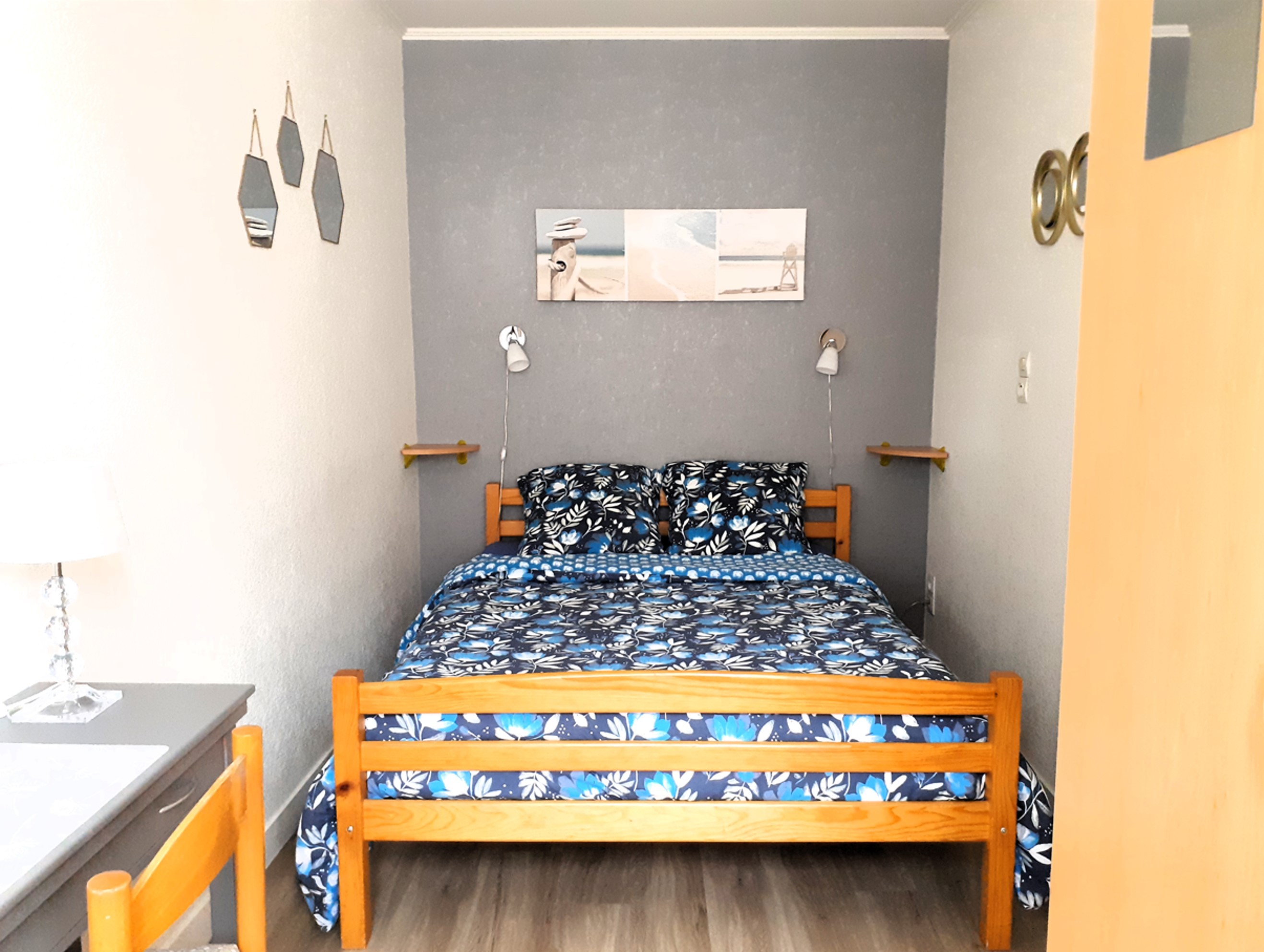Chambre indépendante pour 2 personnes (lit 140 cm) avec bureau.