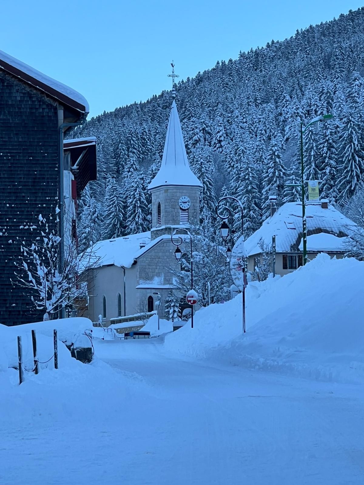 Au coeur du village sous la neige