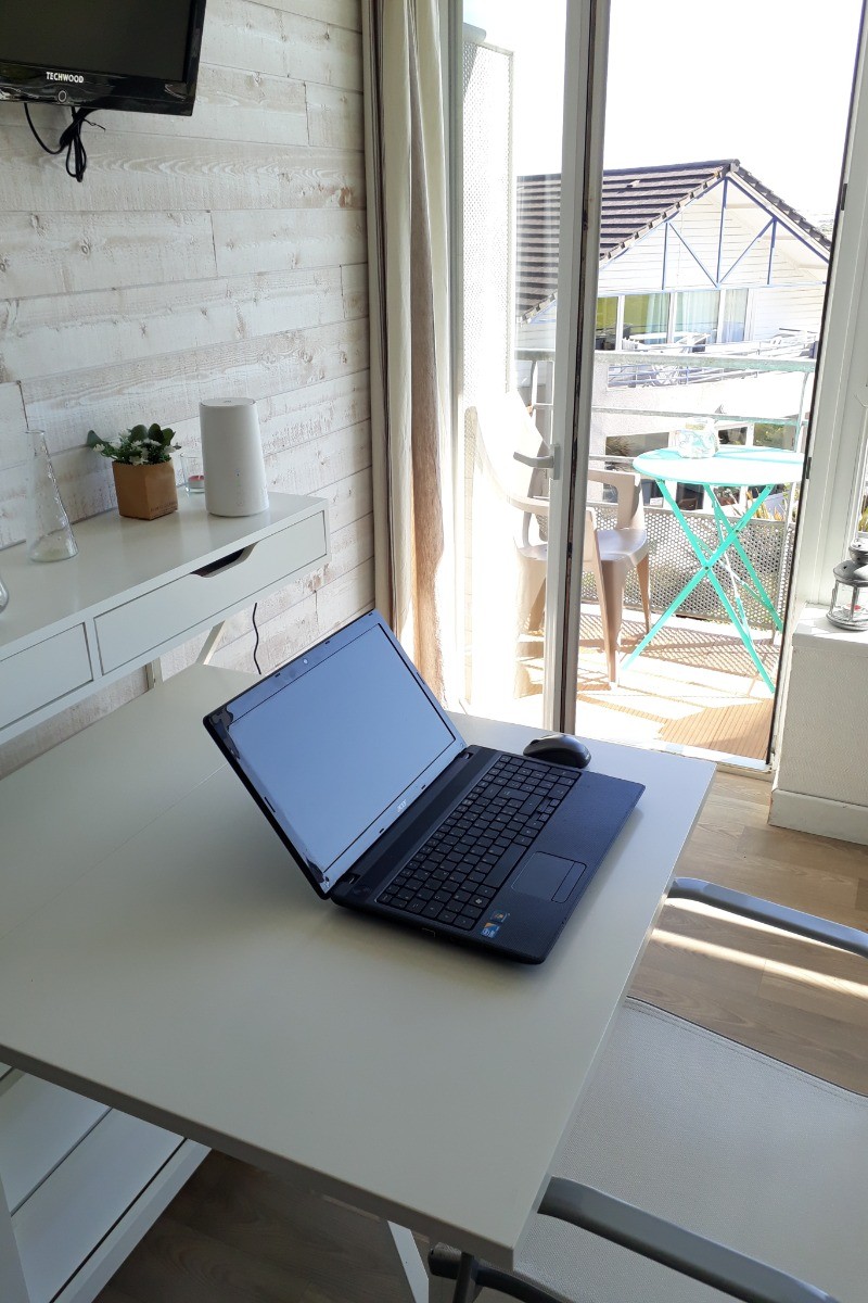 Appartement 2 pièces duplex vue mer à 50m de la plage de sable fin de Trestel, meublé de tourisme 3 étoiles, Trévou-Tréguignec, Côtes d'Armor - Bretagne - Possibilité de s'improviser un bureau dans le salon.