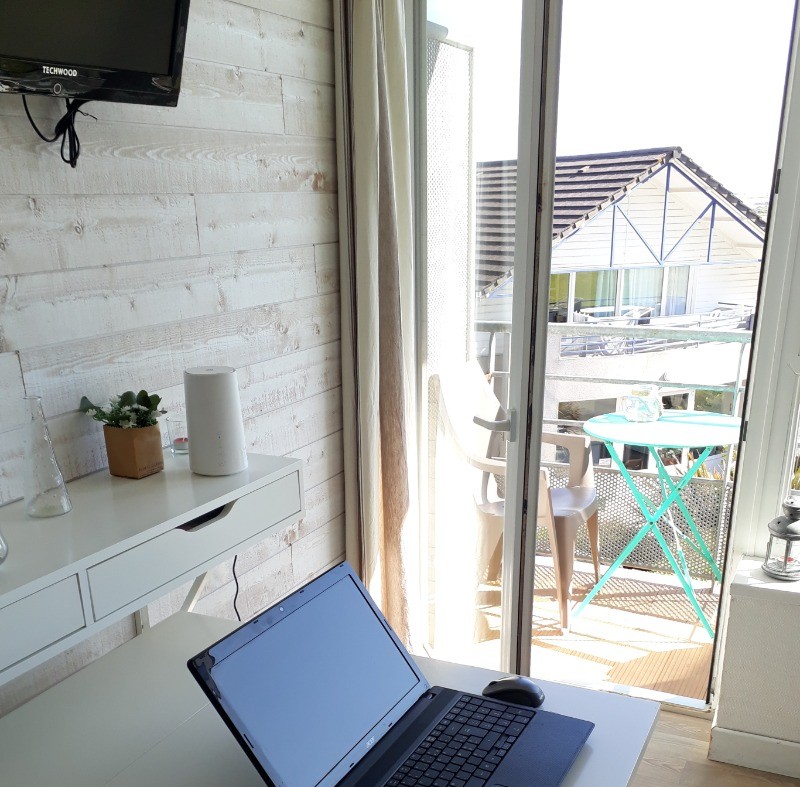 Appartement 2 pièces duplex vue mer à 50m de la plage de sable fin de Trestel, meublé de tourisme 3 étoiles, Trévou-Tréguignec, Côtes d'Armor - Bretagne - Possibilité de s'improviser un bureau dans le salon.